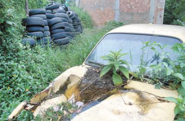 Carros sucateados: reflexos de uma cidade abandonada?