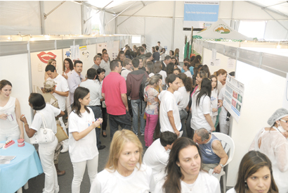 Evento da Semana Nacional de Ciência e Tecnologia recebe grande público na Praça Dermeval Barbosa Moreira