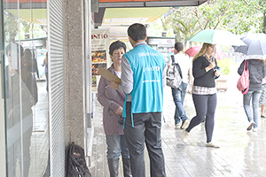 Captadores da Unicef no Brasil cadastram colaboradores nas ruas de Nova Friburgo