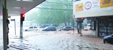 A cena se repete: com forte temporal, enxurradas invadem ruas