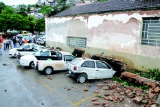 Beiral de telhado da Prefeitura desaba