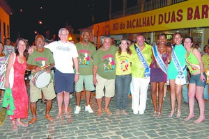 Banda Dos 9 aos 90 é sucesso no Carnaval  de Duas Barras com o Arrastão da Folia