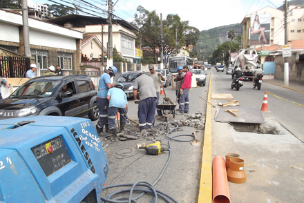 Obras de implantação da rede de gás causam transtornos na Julius Arp