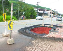 Buraco se transformou em cratera no Córrego Dantas