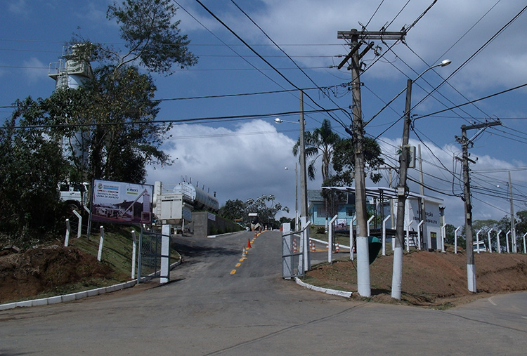 Usina de asfalto de Nova Friburgo, no alto da Chácara do Paraíso (Foto: Arquivo A VOZ DA SERRA)