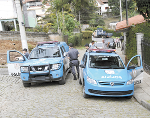 Carro roubado em Duque de Caxias é recuperado em casa no Cascatinha