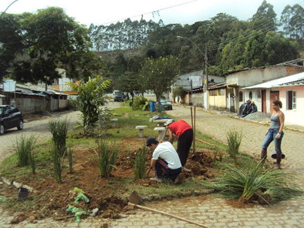 Ruas e praças do Bairro Nova Esperança recebem melhorias 