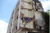 Moradores de prédio interditado em 2011 participam de reunião na prefeitura