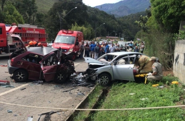 Os carros completamente destruídos após a colisão (Fotos de leitores)