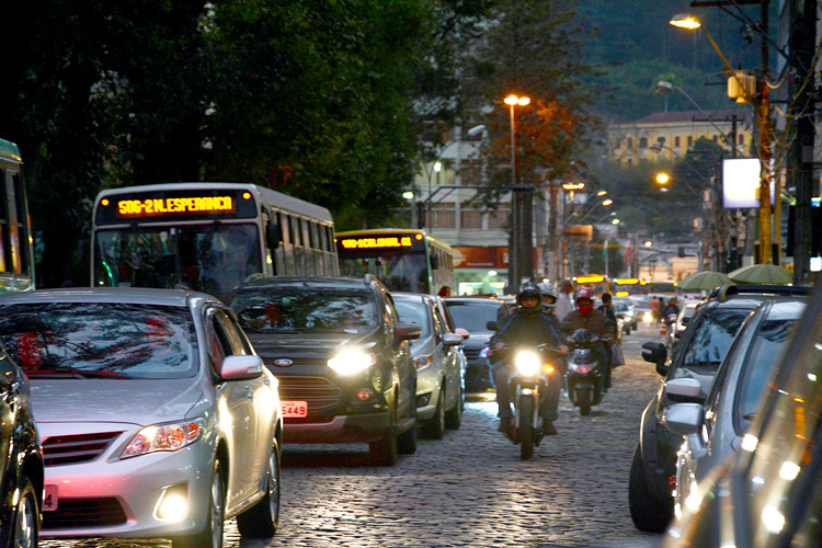 O excesso de barulho no trânsito é um dos principais problemas urbanos. Se lei for aprovada, infratores poderão ser punidos com multa (Foto: Amanda Tinoco/Arquivo A VOZ DA SERRA)