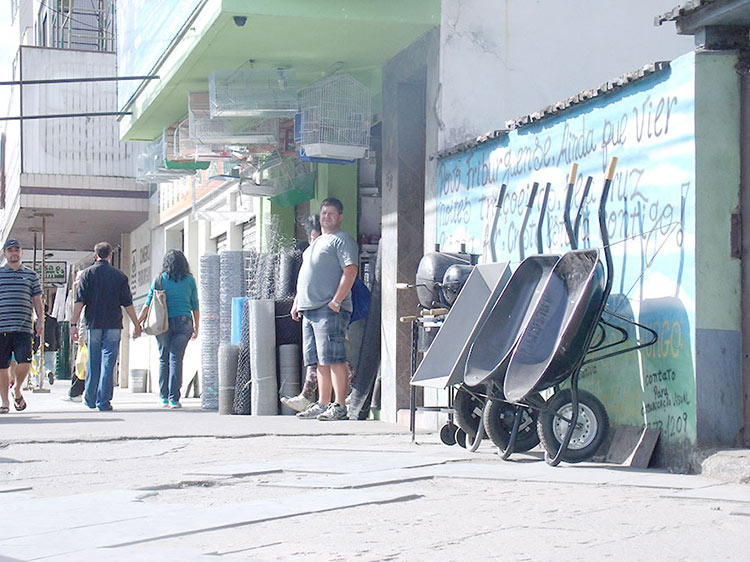 As pessoas prejudicadas podem denunciar a irregularidade a fim de coibir a ação