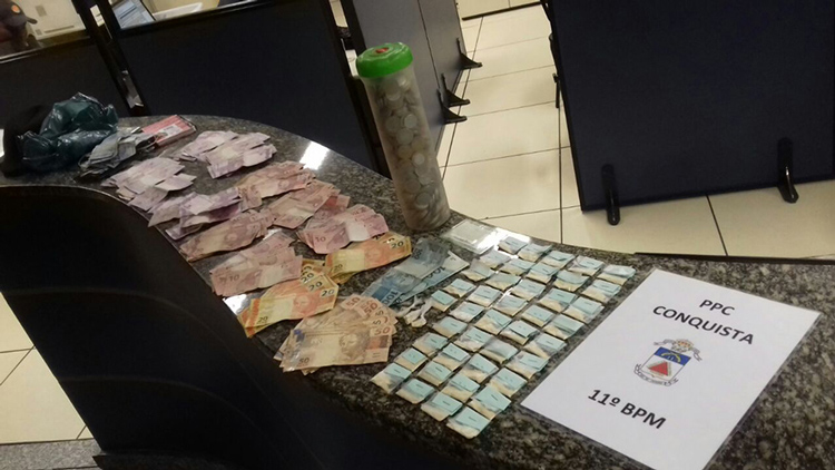  Os sacolés de cocaína e o dinheiro foram levados para a delegacia (Foto: 11º BPM)