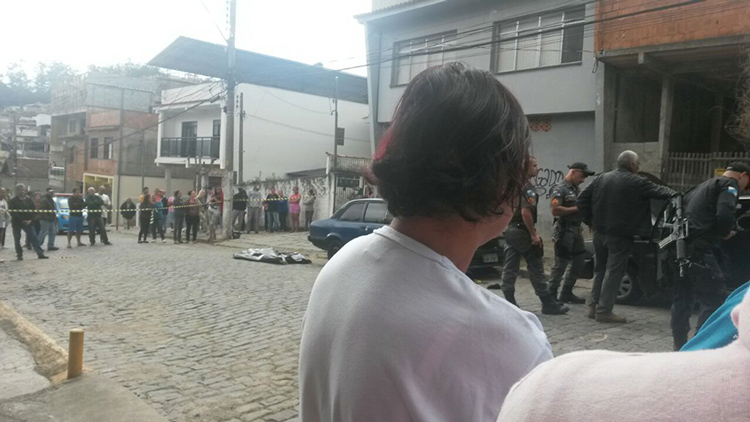 Homem foi baleado na Rua Presidente Sodré, em Olaria (Foto: Leitor via WhatsApp)