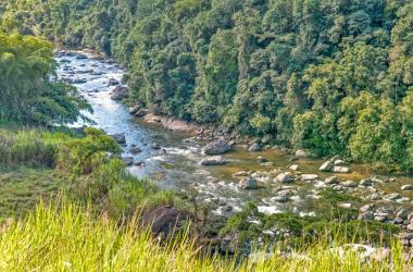 O rio Macaé margeia a RJ-142 e a construção de centrais hidrelétricas é considerada uma ameação ao ecoturismo da região