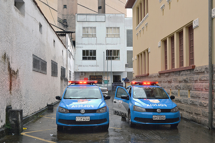 O prédio ocupado pelos estudantes continua sob escolta da PM (Foto: Alerrandre Barros)