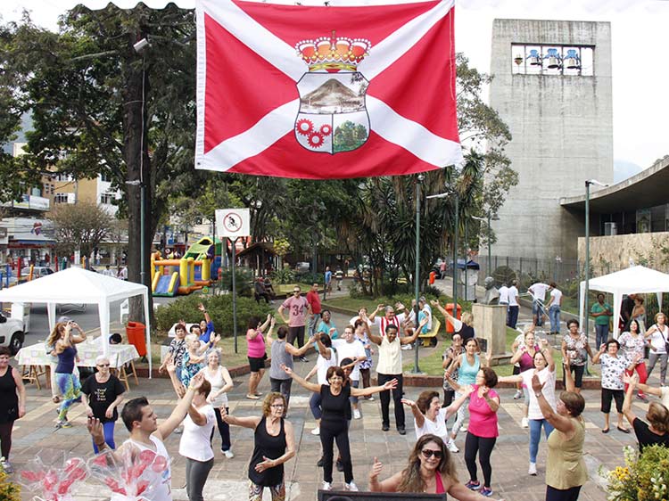 O alongamento da turma do Centro Social Nossa Senhora das Graças (Cortesia de Daniel Marcus)