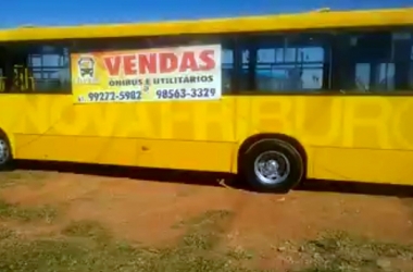 O ônibus amarelo com a inscrição 