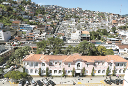 Cordoeira: cenário de imagens contrastantes