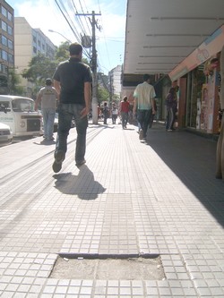 Mau estado de calçadas do Centro é alvo de queixas da comunidade