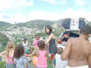 Projeto Florestar & Cia encerra ano doando presentes e conscientizando  a população de bairros carentesO projeto Florestar & Cia. esteve mais uma vez distribuindo presentes em áreas carentes do município. Na sétima edição da atividade do Natal Natureza, v