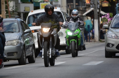 Motos no trânsito de Friburgo (Fotos: Henrique Cordeiro)