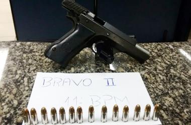 Os armamentos de uso restrito ficaram apreendidos na Delegacia Legal de Nova Friburgo (Cortesia de Polícia Militar)