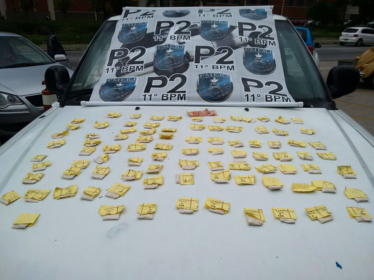 Toda a droga, segundo a polícia, seria revendida no bairro (Cortesia de Polícia Militar)