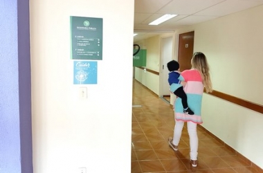 Mulher com filho no colo procura a Defensoria Pública de Nova Friburgo (Fotos: Alerrandre Barros)