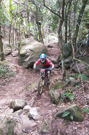 Baeta e Xandrim são esperanças de medalha no Estadual de Downhill