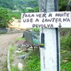 Um protesto irreverente: Em Duas Pedras, moradores espalham placas pelas ruas ironizando a situação caótica em que o bairro se encontra