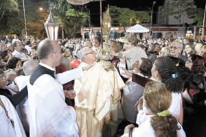 Na procissão de Corpus Christi, católicos tomam conta das ruas