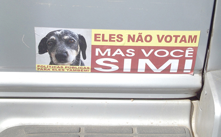 Um adesivo pelo voto  em prol dos animais