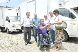 Prefeitura entrega veículos para o Laje