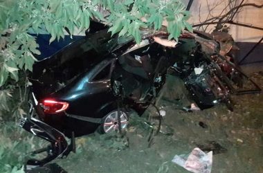 O Fiesta ficou bastante danificado ao chocar-se em uma árvore próximo ao Detran (Foto: Leitor via Whatsapp) 