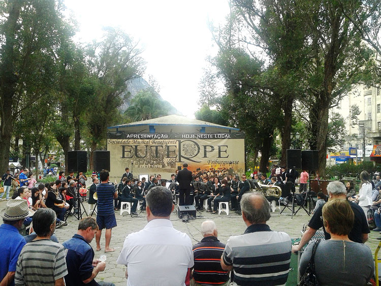 Numeroso público lotou as proximidades do coreto, na Praça Getúlio Vargas, para assistir mais uma apresentação da banda Euterpe (Foto: Divulgação)