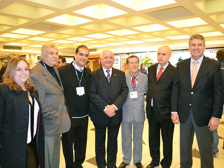 Presidente da Adjori Brasil e SC, Miguel Ângelo Gobbi, Paulo Cesar Caldeira (Adjori/RJ) e diretores de jornais do interior (Divulgação)