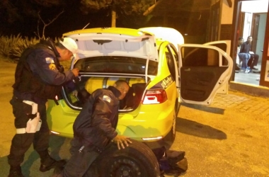 Os policiais revistam o táxi, que continha a droga num fundo faldo (Fotos: BPRv)