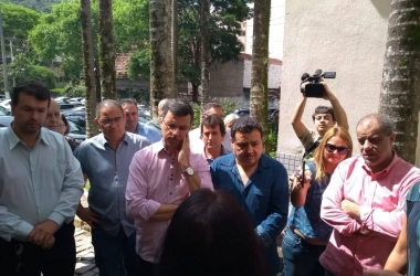 Vereadores foram recebidos pela secretária Tânia Trilha quando chegaram ao Hospital Raul Sertã (Foto:  Thays Ferrari)