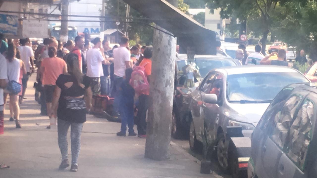 Pessoas se aglomeram no local do acidente (Foto de leitor)