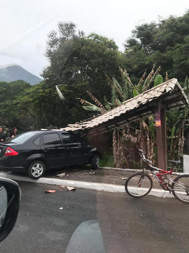 O Fiesta e o ponto de ônibus destruídos após o acidente (Foto da web)