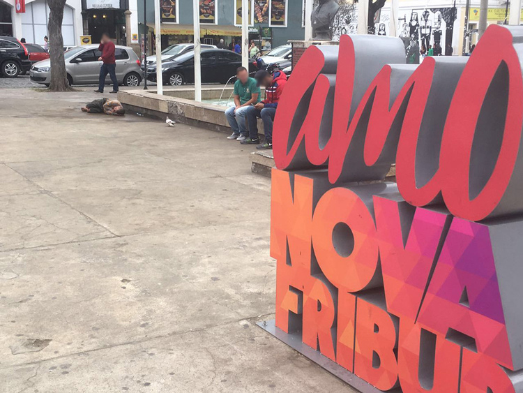 Homem dorme ao lado do chafariz da Praça Dermeval Barbosa Moreira (Foto: Márcio Madeira)