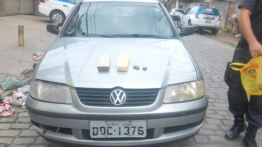 Os tabletes foram apreendidos dentro de um carro na Avenida dos Ferroviários