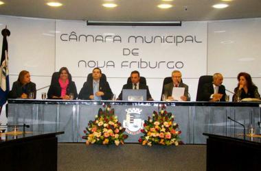 Acima, a mesa oficial da sessão; à esquerda, junto aos vereadores, as homenageadas da noite: Maria Ignez, Hilda Teixeira e Lia Luz (A Voz da Serra)