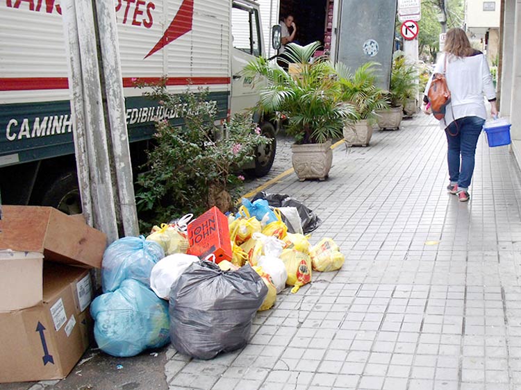 Lixo acumulado nas calçadas do centro da cidade é uma cena comum. Segundo a Prefeitura, colocação de lixeiras tem que atender normas da Secretaria Municipal de Meio Ambiente (Lúcio Cesar Pereira/A Voz da Serra)