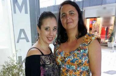 Bruna Guimarães, proprietária de uma loja de roupas no centro da cidade, e sua mãe (Amanda Tinoco/A Voz da Serra)
