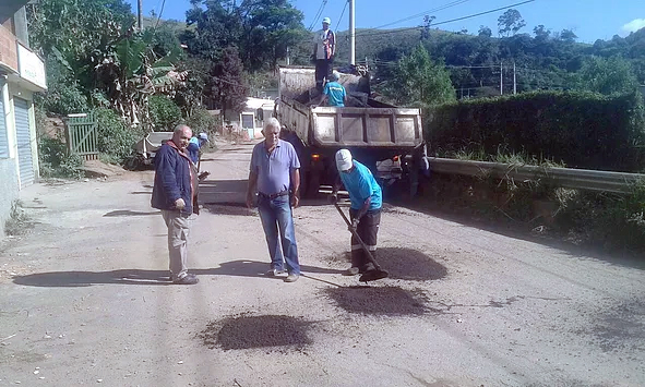 Buracos sendo cobertos com asfalto a frio na estrada (Foto: Divulgação)