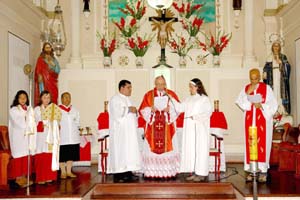 Bispo de Friburgo dom Rafael e padre Wander celebram missa do crisma em Duas Barras 