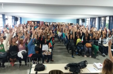 Os profissionais de ensino erguem as mãos em favor da continuidade da greve (Fotos: Fernando Moreira)