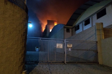 O fogo na fábrica (Foto de leitor)