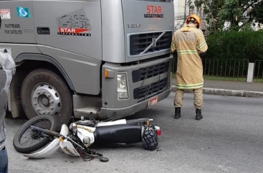 O acidente envolvendo uma moto na Comte Bittencourt (Foto de leitor)